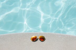 Pool mit Sonnenbrille